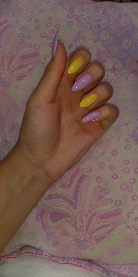 Lavender And Yellow Nails Pastel, Spring Nails Yellow Color Combos, Yellow Nail Polish Ideas, Lavender And Yellow Nails, Lilac And Yellow Nails, Purple And Yellow Nails Designs, Nails Purple And Yellow, Purple Yellow Nails, Trendy Yellow Nails