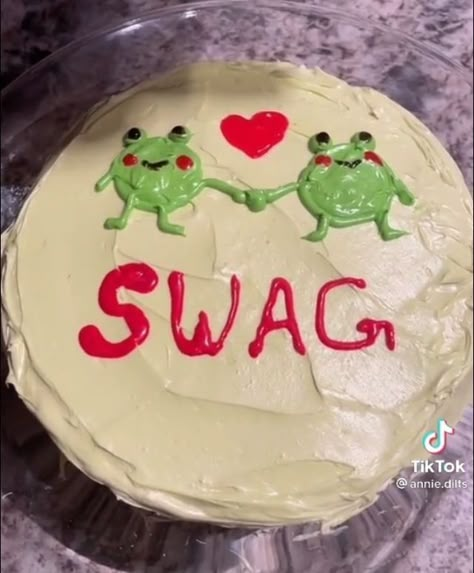 Cursed Cake Aesthetic, Cursed Cupcakes, Weird Cakes Funny, Cursed Birthday Cake, Ugly Cakes Funny, Funny Cakes For Friends, Weird Cakes, Cursed Cakes, Funny Cakes