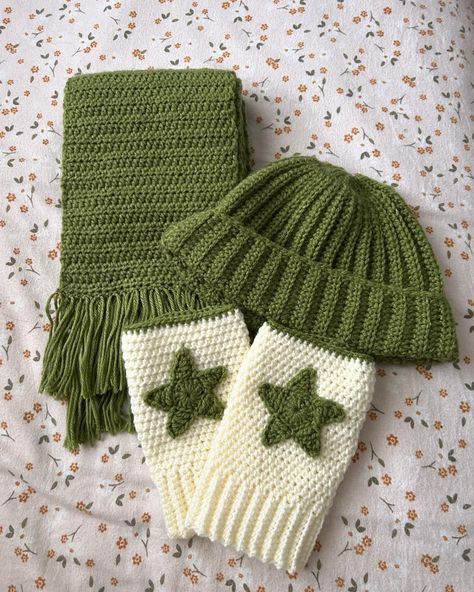 erin (@ehruhndesigns) • Instagram photos and videos Crochet Accessories Winter, Crochet Hat And Gloves, Crochet Ideas For Men Guys, Star Scarf Crochet, Fun Scarf Crochet Patterns, Crochet Gaiter, Green Knit Scarf, Star Gloves Crochet, Hand Gloves Crochet