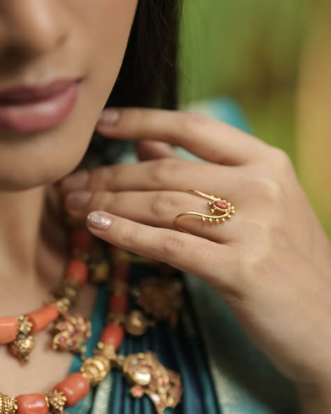 Gold & Antique Jewellery | Today, the ancient vanki ring continues to be an integral part of most South Indian weddings. For many women, wearing vanki rings is a way... | Instagram Gold Ring Indian, Vanki Designs Jewellery, Vanki Ring, Gold Antique Jewellery, Indian Wedding Rings, Xoxo Jewelry, Indian Rings, Gold Earrings Models, South Indian Weddings