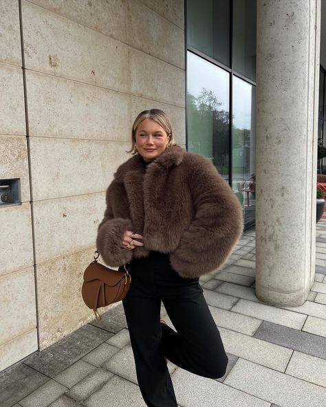 fur baby 🐻🧸🤎 @rashhiiid 🤌🏼 | Instagram Fake Fur Coat Outfit, Brown Fur Jacket Outfit, Brown Fur Coat Outfit, Fur Jacket Outfits, Sophie Murray, Euro Winter, Faux Fur Coats Outfit, Aesthetic Winter Outfits, Fur Jacket Outfit