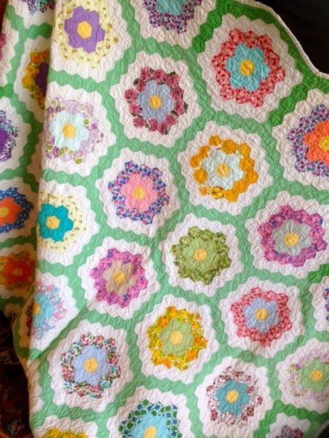 Flower Gardening Ideas, Hexie Quilts Patterns, Night House, Grandmothers Flower Garden Quilt, Hexagon Quilt Pattern, Hexagon Patchwork, Grandmothers Flower Garden, Flower Garden Quilt, Hexie Quilt