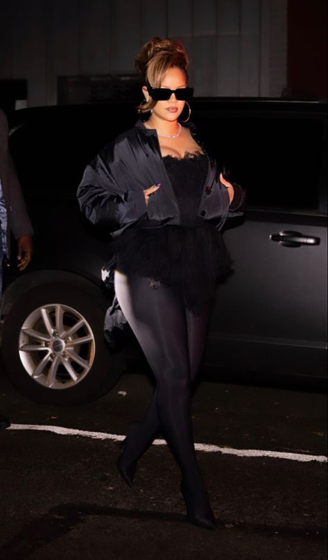 Rihanna Street Style 2023, Rihanna Best Looks, Riri Street Style, Fall Celebrity Style, Rihanna Birthday Outfit, Rihanna Party Outfit, Rihanna Outfits Classy, Rihanna Party Aesthetic, Rihanna Winter Outfits Street Style