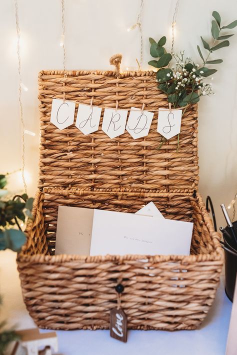 Graduation Card Basket, Wedding Storage Ideas, Card Box Decorating Ideas, Wedding Gift Area Ideas, Cards Basket Wedding, Basket For Cards At Wedding, Wedding Present Table Ideas, Diy Card Holder Wedding, Picnic Basket Card Box Wedding