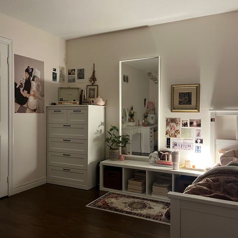 #bedroomideas #coquette #kpopbedroom #kpoproom #cozyroom #itgirlaesthetic Asian Dorm Room, Small Bedroom With Kitchen, Room Ideas With Closet, Kpop Bedroom Decor, Cozy Small Room Ideas, Black Coquette Room, Grungequette Room, Square Room Ideas Bedrooms, New York Bedroom Aesthetic