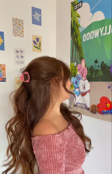 a girl wearing a pink hello kitty claw clip on her long brown hair, with a cute and colorful background filled with small and minimalist posters Hello Kitty Claw Clip, Hello Kitty Hairstyles, Bts Pinterest, Pinterest Wall, Hairstyles Cute, Hello Kitty Themes, Cute Hairstyle, Hairstyle Inspo, Army Bts