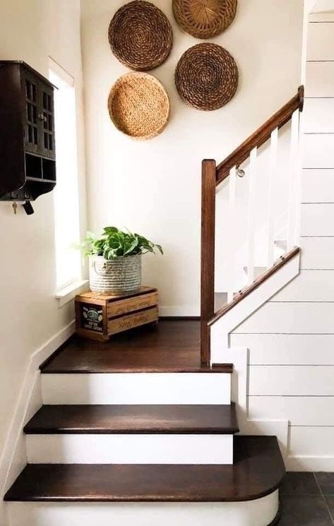 Stair Corner Decor, Stair Landing Decor Ideas, Above Stairs Decor, Stairs Wall Decor Ideas, Stairs Wall Decor, Stair Landing Decor, Stair Wall Decor, Landing Decor, Rustic Entryway Table