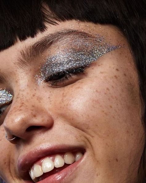 New Years Eve Makeup Ideas You Have To Try Editorial Make-up, Men Makeup, Silver Eye Makeup, New Years Eve Makeup, Party Eyes, Glitter Liner, Make Up Inspiration, Beauty Make-up, Bold Makeup