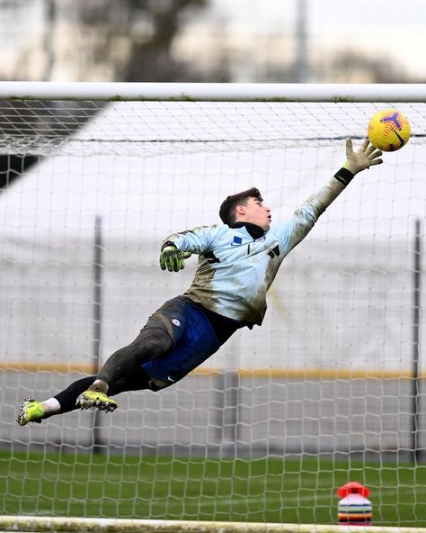 Goalkeeper Photoshoot, Soccer Moodboard, Goalkeeper Aesthetic, Soccer Photography Poses, Soccer Keeper, Soccer Aesthetic, Kepa Arrizabalaga, Soccer Poses, Keeper Gloves