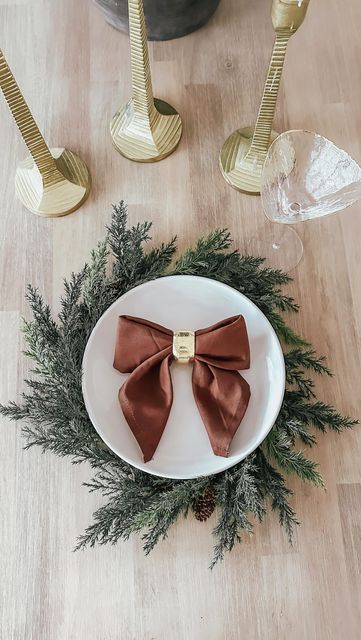 Jen Alvarez • Home Decor on Instagram: "How to make a bow napkin 🤎 comment “BOW” to get the link to shop this post straight to your inbox. This bow adds the cutest touch to a holiday table and is so easy to do ✨ save for later! link in bio to shop on my @shop.ltk / https://liketk.it/4qK2y #ltkhome #ltkholiday #ltkunder25 #amazonhome #amazonfinds #holidaytablescape #christmastable #foldinghacks #napkinfolding #napkinbow #bow #christmasdecor #christmastime #neutralchristmas" Bow Napkin, Christmas Napkin Folding, Biscuit Decoration, Pretty Table Settings, Its Christmas Eve, Thanksgiving Napkins, Xmas Dinner, Make A Bow, Party Table Settings