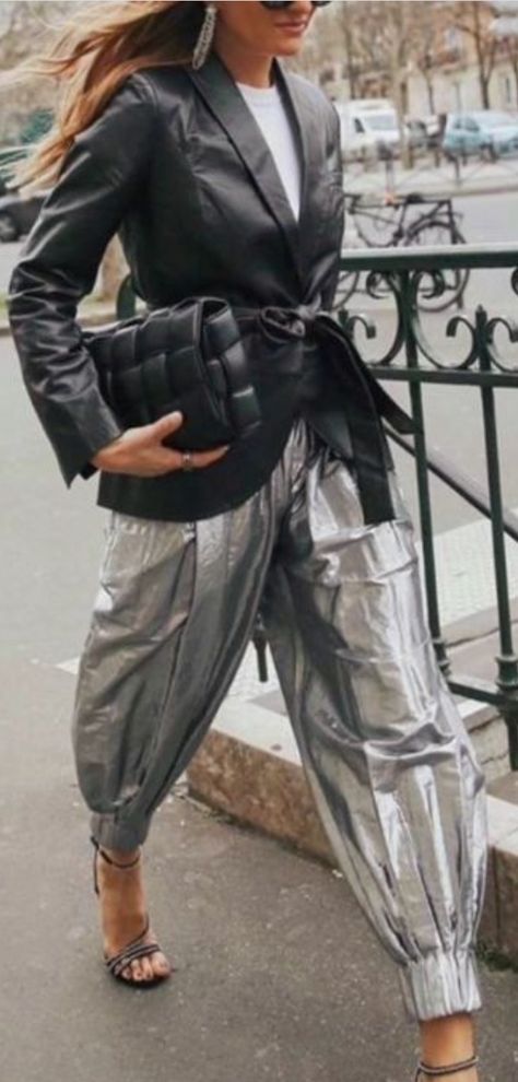 Metallic Pants Outfit, Girl Street Style, 2023 Street Style, Outfit Street Style, Silver Outfits, Aesthetic Street, Silver Pants, Outfit 2023, Street Style Aesthetic