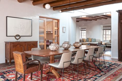 18 Phenomenal Southwestern Dining Room Interiors You've Got To See Southwest Dining Room Decor, Southwest Dining Room, Southwestern Dining Room, Southwestern Living Room, Popular Interior Design, Living Room Images, Emily Henry, Southwestern Home, Sustainable Decor