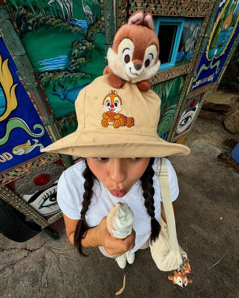 natalie elizabeth | safari chic 🌾 #dak #animalkingdom #chipndale #disneyparks #disneycontent #disneyfan #disneymagic #creativelifehappylife… | Instagram Disney Poses, Disney College Program, Cute Disney Outfits, Disneyland Photos, Disney Photo Ideas, Safari Chic, Disney Paris, Disney World Outfits, Disneyland Pictures