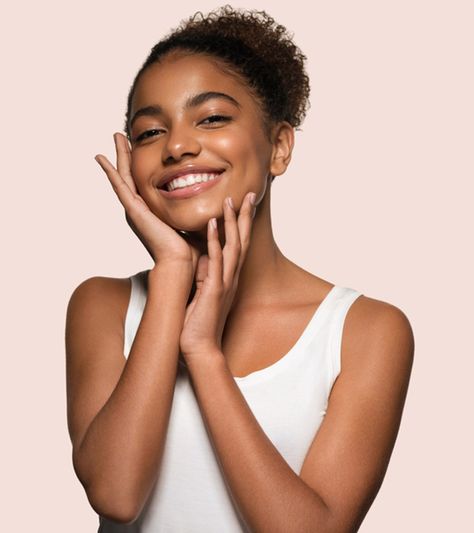 Simple Skincare Tips For Dark Skin Tones Women Skin Care, Skincare Stock Photos, Black Woman Skin Care, Black Woman Skincare, Black Women Skincare, Skin Care Model, Black Skincare, Skin Tone, Skincare Photography