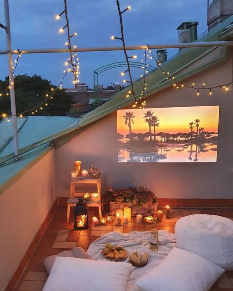 Indoor Picnic Date Romantic, Chilling At Home Aesthetic, Indoor Picnic Date, Movie Night Sleepover, Picnic Candles, Indoor Movie Night, Best Living Room Ideas, Nights In The City, At Home Dates