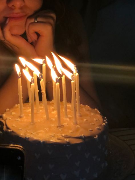 Home made minimalistic birthday cake💐 Birthday Aesthetic Minimalist, Birthday Pictures At Home Ideas, Happy Birthday Pictures Ideas, Party Home Aesthetic, Birthday Photography Ideas At Home, Pic With Birthday Cake, Surprise Birthday Aesthetic, Aesthetic Birthday Pictures At Home, Birthday Photography At Home