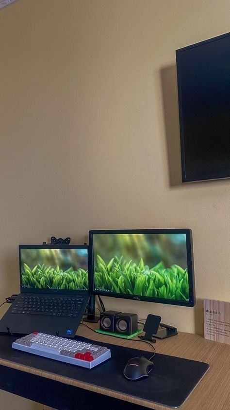 Laptop Monitor Setup, Clean Pc Setup, Laptop And Monitor Desk Setup, Gaming Laptop Setup, Setup Laptop, Laptop Setup, Laptop Gaming Setup, Set Up Gamer, Home Office Set Up