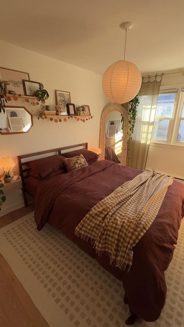 natalie doef on Instagram: "new chestnut linen bedding from @pigletinbed 🫶🏽 this brown colour is so perfect for fall & winter 🥹 . . . #linenbedding #pigletinbed #roommakeover room makeover bedroom interior design #bedroominspo inspo #ａｅｓｔｈｅｔｉｃ home decor bohemian dried oranges" Bedroom Decor For Yellow Walls, Light Brown Wood Bedroom Ideas, Brown Sheets Aesthetic, Maroon Bedding Aesthetic, Autumn Colour Bedroom, Brown Bed Aesthetic, Brown Bed Ideas, Brown Room Wall, Colour Room Bedrooms