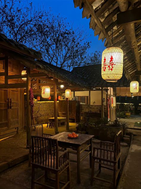 Chinese Cafe Aesthetic, Chinese House Aesthetic, Chinese Restaurant Aesthetic, Chinese Cafe, Red Bedroom Decor, Chinese House, Japanese Tea House, Chinese Interior, Bedroom Red