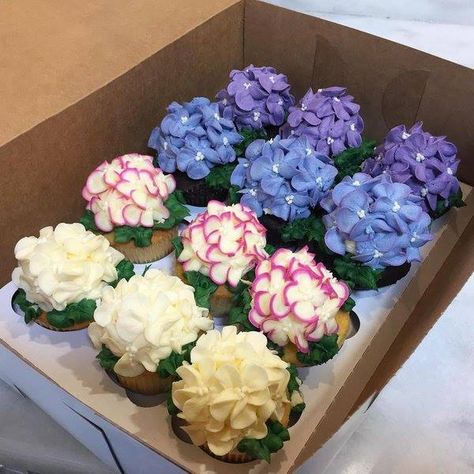 Hydrangea Cupcakes...these are the BEST Cupcake Ideas! Hydrangea Cupcakes, Frost Cupcakes, Cupcakes Design, Amazing Cupcakes, Cupcake Videos, Diy Cupcake, Diy Cupcakes, Beautiful Cupcakes, Gateaux Cake