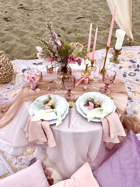 Luxury Proposal Picnic at Baker Beach San Francisco Christmas Luxury Picnic, Fall Luxury Picnic, Picnic Business Ideas, Pink Picnic Aesthetic, Luxury Picnic Ideas, Luxury Picnic Business, Lux Picnic, Living Room Picnic, Picnic Luxury