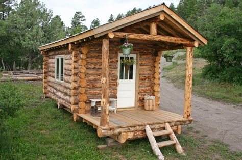 This tiny home is 10′ by 16′ plus it has a 6′ porch. The logs came from their local Wolf Creek Ski area from when they cleaned up the slopes. They were hand peeled and constructed like Lincoln Logs. #trees #grass #cabin Yurt Porch, Small Rustic Cabin, Tiny Porch, Small Log Cabin Kits, Tiny Log Cabins, Tiny Log Cabin, Haines Alaska, Diy Log Cabin, Eco Construction