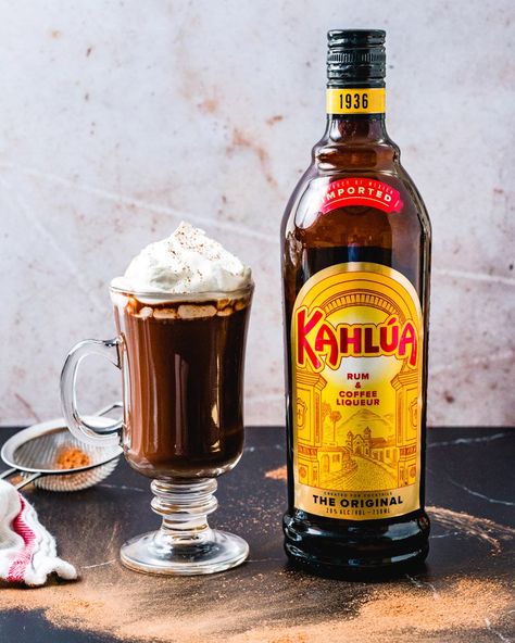 Kahlua hot chocolate is a deliciously sweet combination of cocoa and coffee liqueur! It's the ideal cozy drink. #kahlua #hotchocolate #kahluahotchocolate Kahlua Hot Chocolate, Homemade Orange Juice, Fireball Drinks, Kahlua Drinks, Soul Recipes, Orange Juice Smoothie, Orange Juice Recipes, Coffee Liqueur Recipe, Orange Juice Drinks