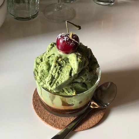 LISA SAYS GAH (@lisasaysgah) • Instagram photos and videos Ice Cream Aesthetic, Matcha Ice Cream, Cream Aesthetic, Think Food, Greens Recipe, Healthy Vegetarian, Cafe Food, Pretty Food, Vegan Food