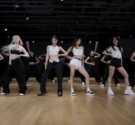 Blackpink Dance Practice Outfits, Pink Venom Dance Practice, Pink Venom Dance, Kpop Dance Practice Outfits, Blackpink Pink Venom, Blackpink Pink, Blackpink Debut, Dance Outfits Practice, Pink Venom