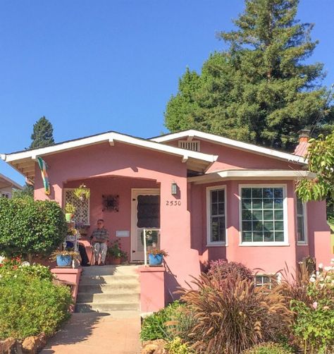 Prairie Rose by Behr Pink Bungalow Exterior, Colored Houses Exterior, Bright Color House Exterior, Colorful Homes Exterior, Modern English Farmhouse Exterior, Funky House Exterior, Cute Houses Aesthetic, Casas Vintage Exterior, Colorful Houses Exterior