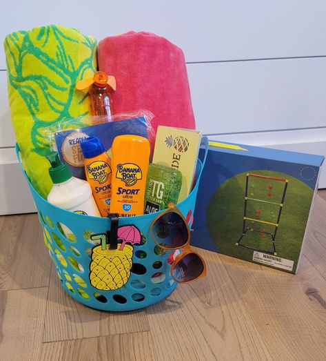 Beach Towel Gift Basket, Beach Basket Gift Ideas, Towel Gift Basket, Vacation Gift Basket, Beach Bag Gift Basket, Beach Gift Basket, Raffle Gift Basket Ideas, Pool Party Gift, Spring Break Gift