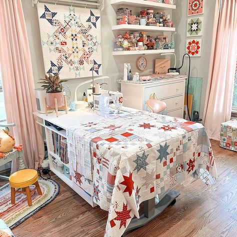 Leslie Bercher | Sometimes you need ALL the table space! Whether sewing rows together or free motion quilting on my Juki, it always helps to have more… | Instagram Quilting Studio Ideas, Quilt Rooms Ideas Studios, Quilt Organization, Tiny Sewing Room, Quilt Room Organization, Small Sewing Rooms, Craft Room Organisation, Sewing Corner, Quilt Room