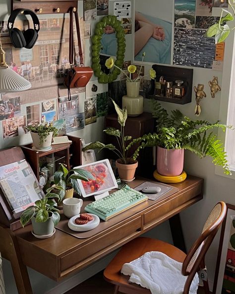 Bedroom Desk Layout, Cozy Desk Setup, Cozy Desk, Desk Layout, Bedroom Desk, Dreamy Room, Dream Room Inspiration, Decoration Inspiration, Room Makeover Inspiration