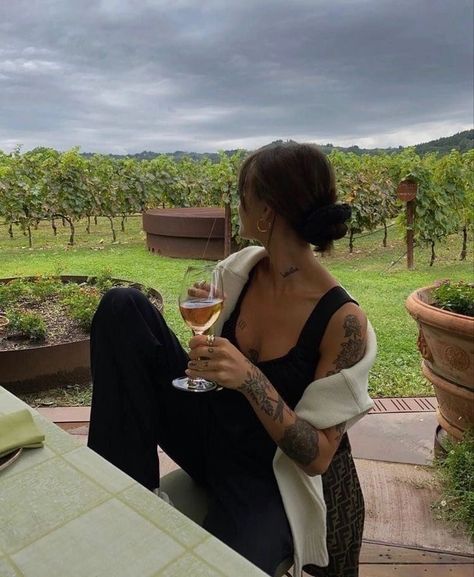 Winery Outfit Summer, Wineries Outfit, Instagram Photo Inspiration, Summer Pictures, Story Instagram, Life Inspiration, Mendoza, Model Poses, Aesthetic Photo