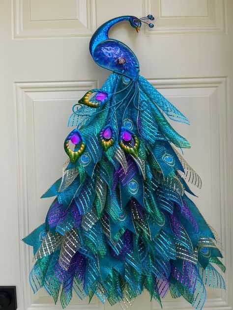 Peacock Wreath Diy, Animal Wreaths Ideas, Peacock Wreaths For Front Door, Peacock Wreath Ideas Deco Mesh, Peacock Mesh Wreath, Peacock Ribbon Wreath, Peacock Feather Door Hangers, Deco Mesh Peacock Wreath Tutorial, Christmas Peacock Wreath