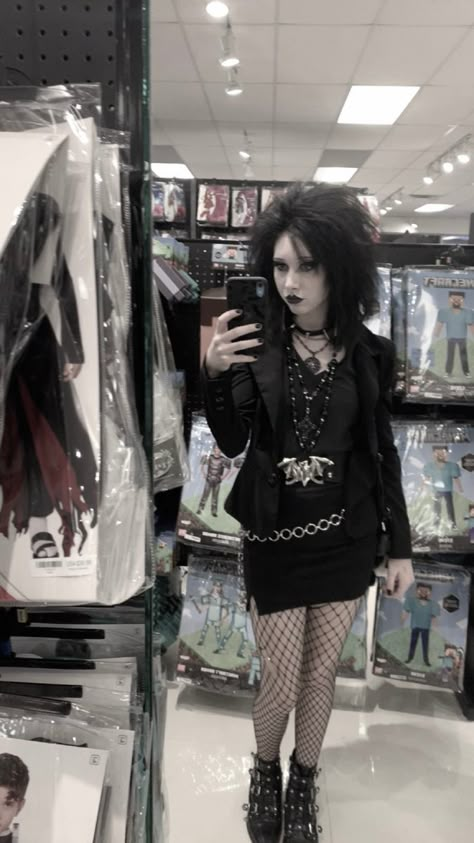 Trad Goth Shoes, Goth Outfits Trad, Library Goth Outfit, Simple Goth Outfits For School, Alternative Dress Outfit, Gothic School Outfits, Old Style Outfits, Simple Gothic Outfits, Basic Goth Outfit