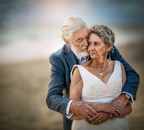 I Want To Show What True Love Looks Like By Photographing A Couple That Has Been Married For 55 Years Older Couple Wedding, Old Couple Photography, Older Couple Photography, Shooting Couple, Natural Photography, Wedding Picture Poses, Old Couples, Family Shoot, Couple Photoshoot Poses