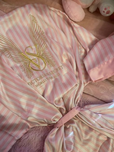 @4ngelgrlhev on Instagram 💌 Victoria Secret Robe Aesthetic, Luxury Hospital, Vs Aesthetic, Viktoria Secret, Baby Luxury, Victoria's Secret Aesthetic, Victorias Secret Set, Victoria's Secrets, Girl Aesthetics