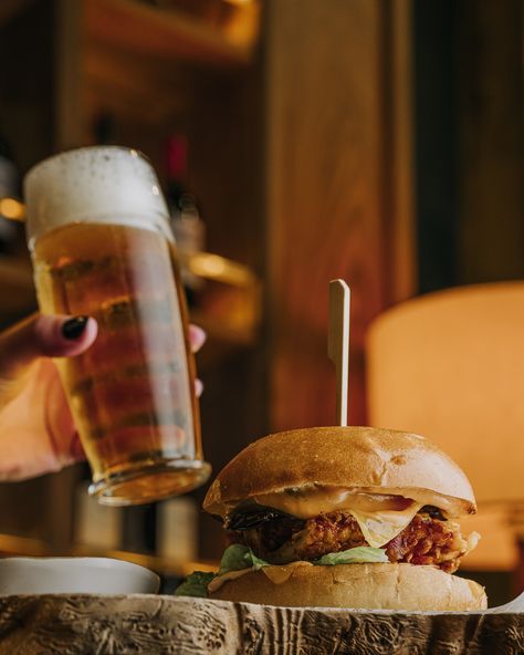 Fast Food Photoshoot Ideas, Pub Photoshoot Ideas, Beer Food Photography, Beer Marketing Ideas, Beer And Food Photography, Burger Restaurant Photography, Burger Restaurant Aesthetic, Beer Photography Ideas, Pub Food Photography