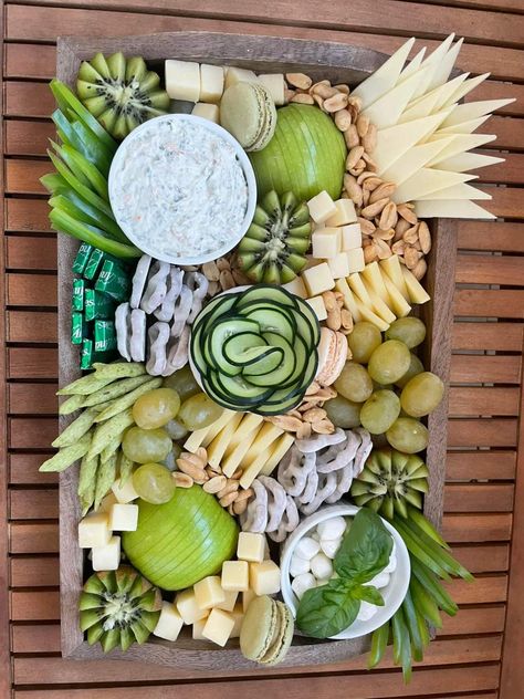 Green And Gold Charcuterie, Green And Red Charcuterie Board, Green And White Food Ideas, Green And White Charcuterie Board, Charcuterie Board Colors, Shamrock Charcuterie Board, Green Grazing Board, Charcuterie Board Green Theme, All Green Charcuterie Board