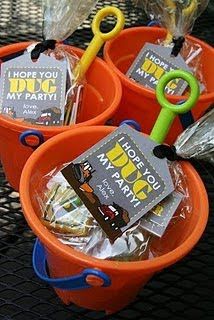 construction party favor idea 'I hope you dug my party', complete with bucket and spade Construction Zone Birthday Party, Diy Kids Birthday Party, Construction Theme Party, Construction Birthday Parties, Party Favors For Kids Birthday, Construction Party, Construction Birthday, 4th Birthday Parties, 3rd Birthday Parties