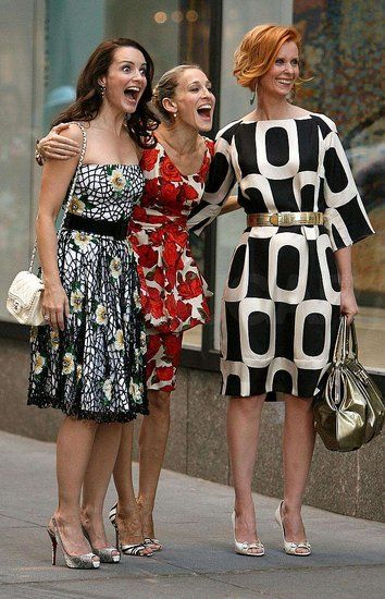 #SexInTheCity's Miranda Hobbs in our Maggy London Graphic Silk Sheath dress. Miranda Hobbes, Black White Print Dress, Sara Jessica Parker, Carrie Bradshaw Outfits, White Print Dress, Casual Chique, City Outfits, Boho Dresses, Movie Fashion