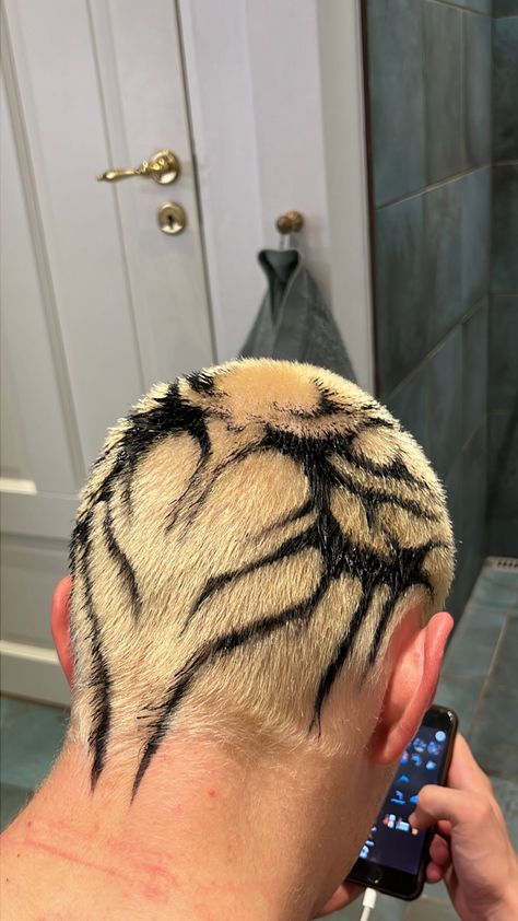 Buzz Haircut Men Dyed, Bleach Hair Styles Men, Men’s Hair Dye Designs, Buzz It Dye, Buzz Dye Designs, Leopard Hair Men, Bald Head Color Designs, Men Bleached Hair Short Design, Bleached Hair Men Buzzcut