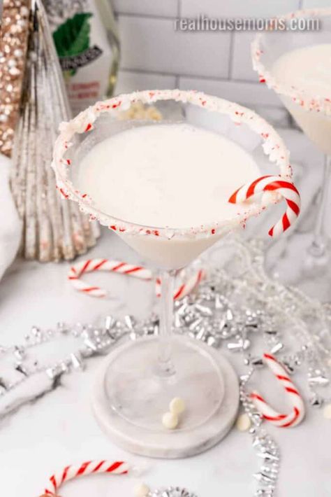 Rum Chata Martini Recipes, Peppermint Rum Chata Recipes, Peppermint Bark Martini, Rumchata Recipes Drink, Peppermint Martini Recipe, Winter Drinks Alcoholic, Rumchata Cocktails, Peppermint Cocktail, Alcohol Chocolate