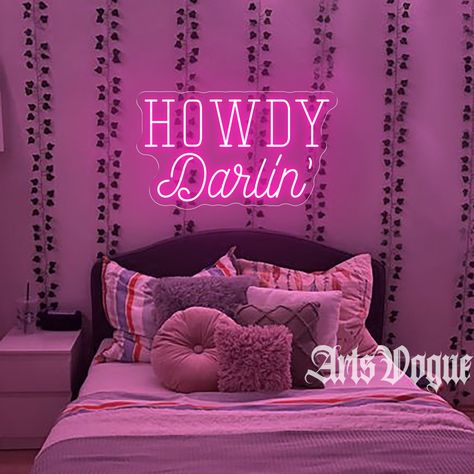 💡💡Brighten up your space with the Howdy Darlin' Neon Sign! This custom western cowgirl LED neon light is perfect for cowboy lovers and adds a charming touch to any room. Ideal for nightstand decor, cowgirl room decor, or wall art, it brings a vibrant western flair to your home. Perfect as a unique and stylish gift!. 🎁🎁 - Occasion: Bedroom, Dorm room, Living Room, Bathroom, Garage,  Bar, Game Room, Girls Room, Shop,  Wall Decor, Mother's Day gift,Gift for mom，Gift for Wife, Give it to yoursel Girly Dorm Room Ideas Pink, Cowgirl Room Ideas Kids, Pink Western Decor, Preppy Cowgirl Room, Teen Girl Western Bedroom Ideas, Disco Cowgirl Bedroom Ideas, Disco Cowgirl Room, Disco Cowgirl Bedroom, Pink Western Room