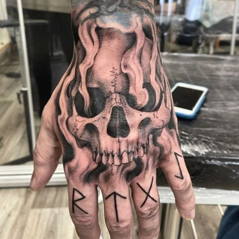 Back Of Hand Tattoos, Bone Hand Tattoo, Tattoo Main, Herren Hand Tattoos, Skull Art Tattoo, Skull Hand Tattoo, Skull Sleeve Tattoos, Gangsta Tattoos, Skull Sleeve