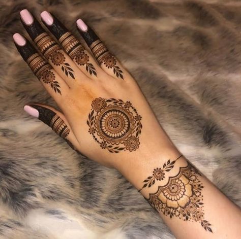 Mehendi Designs For Hands Inside, Henna Tattoo Forearm, Henna Designs Inside Hand, Mandala Mehendi, Minimal Mehendi, Mehendi Patterns, Mehandi Ideas, Mehandi Bridal, Hina Designs