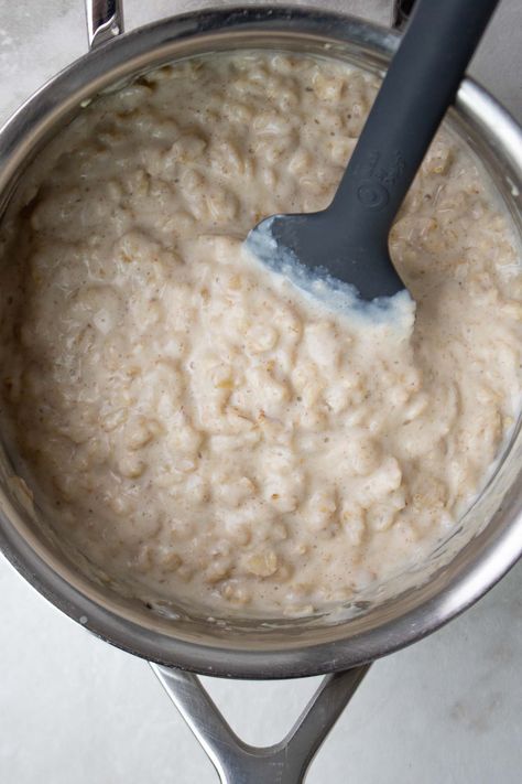 Learn how to make oatmeal with egg whites with this egg white oatmeal recipe! It's a quick, easy, and healthy high-protein breakfast. Egg Whites And Oatmeal, Oatmeal Egg Whites, Oatmeal With Egg Whites, Oatmeal With Egg, Egg White Oatmeal, Egg White Breakfast, Oatmeal And Eggs, Healthy High Protein Breakfast, Lean Diet