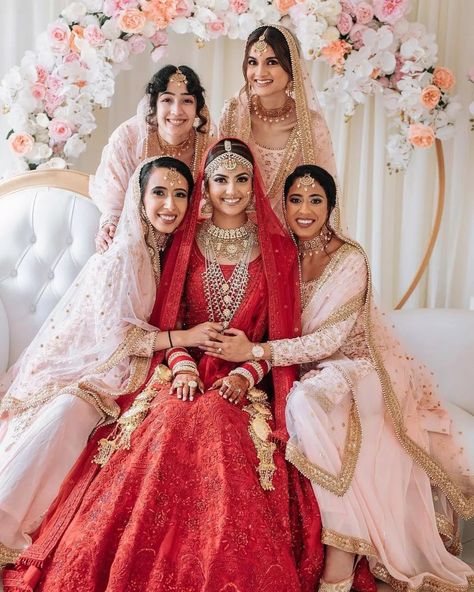 Desi Bridesmaids, Bridesmaid Indian, Bride And Bridesmaid Pictures, Bridesmaid Poses, Bridesmaid Pictures, Bride Entry, Bridesmaid Photoshoot, Indian Wedding Poses, Indian Bridesmaids