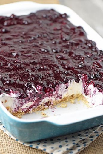 Irresistible, easy, no bake blueberry cream pie! Blueberry Cream Pie, Easy Blueberry Desserts, Blueberry Yum Yum, Blueberry Cream Pies, Desserts Cheesecake, Blueberry Desserts Recipes, Blueberry Delight, Dessert Pie, Blueberry Pie Filling